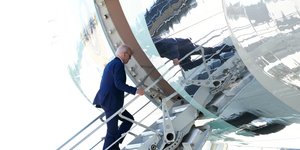 O Τζο Μπάιντεν ανεβαίνει σε αεροπλάνο