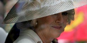 Η βασίλισσα Καμίλα με λευκό καπέλο