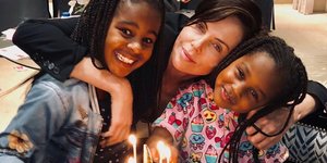 H Σαρλίζ Θερόν με τις δύο κόρες της/