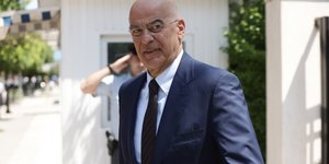 δενδιας κοιταει πλαγια