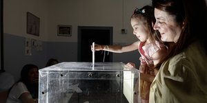 Μαμά καο κόρη ρίχνουν το ψηφοδέλτιο στην κάλπη των δημοτικών εκλογών