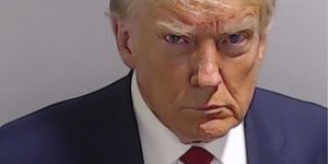 Η ιστορική φωτογραφία του Ντόναλντ Τραμπ από τη σύλληψή του