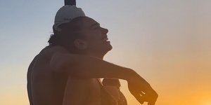 Η Ντούα Λίπα απολαμβάνει τις διακοπές της στην Πελοπόννησο