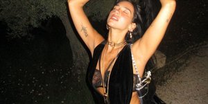 Η Dua Lipa με μαύρο βελούδινο φορμάκι