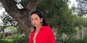 Η Dua Lipa με κόκκινο φόρεμα και σέξι σκίσιμο