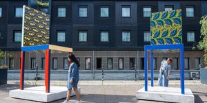 Δύο πελώριες χρωματιστές καρέκλες