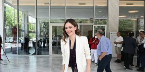 Η Εφη Αχτσιόγλου περπατά χαμογελαστή