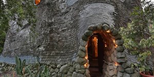 H είσοδος του σπιτιού σαν στόμα κήτους  