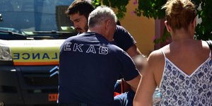 Ο τραυματίας με τους αντρες του ΕΚΑΒ