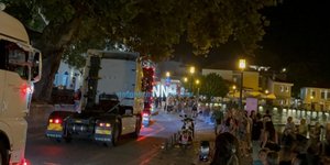 Νταλίκες στον δρόμο προς την εκκλησία