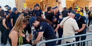 Ελεγχοι εξω από το γήπεδο