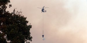 Ελικόπτερο κάνει ρίξεις νερού στην Αλεξανδρούπολη