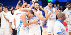 Οι Έλληνες διεθνείς πανηγυρίζουν μετά το τέλος του αγώνα με τη Νέα Ζηλανδία