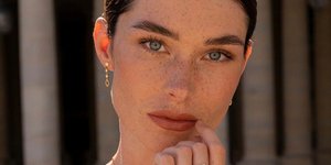 Γυναίκα καθαρό πρόσωπο