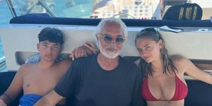 Ο Φλάβιο Μπριατόρε με τα παιδιά του