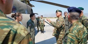 Κωνσταντίνος Φλώρος με στρατιωτες 