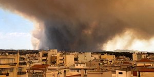 Μαίνεται η φωτιά στην Αλεξανδρούπολη