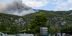 Μάχη με τη φωτιά στην Πάρνηθα