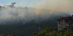 Πυροσβεστικό αεροπλάνο επιχειρεί πάνω από τη μεγάλη φωτιά στην Τρίπολη