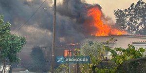 Φωτιά στη Ροδόπη, καίγονται σπίτια στο χωριό Σώστης