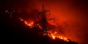 Φωτιά τη νύχτα κολώνα ηλεκτρισμού