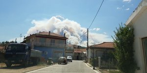 Μαίνονται οι φωτιές στον Έβρο σε τρία μέτωπα