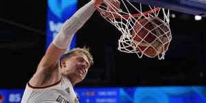 Ο Μόριτζ Βάγκνερ της Γερμανίας «καρφώνει» στο φινλανδικό καλάθι / Φωτογραφία: AP Photos