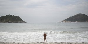Γυμνιστής σε παραλία