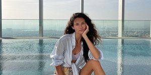 Γυναίκα με denim πουκάμισο