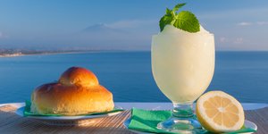 Γρανίτα από λεμόνι με θέα τη θάλασσα