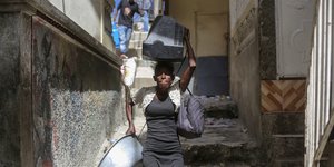 Γυναίκα φεύγει κρατώντας αντικείμενα