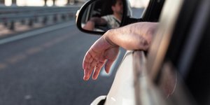 Χέρι έξω από τα παράθυρο