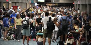 Τουρίστες και κάτοικοι στο αεροδρόμιο της Χαβάης