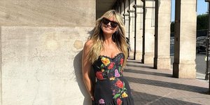 Η Xάιντι Κλουμ ποζάρει με μικροσκοπικό μαύρο μπικίνι