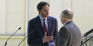 O Βόπκε Χούκστρα μιλά με τον Πολωνό ομόλογό του