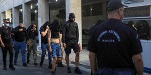 Οι χούλιγκαν της Ντιναμό Ζάγκρεμπ μεταφέρονται από τα εγκληματολογικά εργαστήρια, στη ΓΑΔΑ
