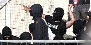 Xούλιγκαν πετάει φωτοβολίδα