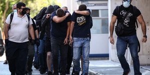 Οι κατηγορούμενοι χούλιγκαν για τα αιματηρά επεισόδια έξω από την OPAP Arena