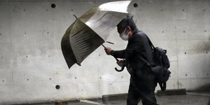 O τυφώνας Χανούν σαρώνει τη νότια Ιαπωνία