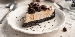 Λαχταριστό κομμάτι τούρτα παγωτό με καφέ