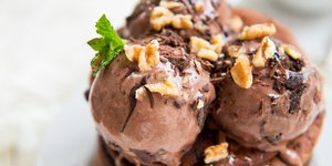 Λαχταριστό παγωτό σοκολάτα με αμύγδαλα