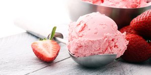 Δροσιστικό παγωτό με γεύση φράουλα 