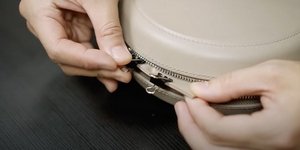 τεχνίτης φτιάχνει τσάντα από πιάτο ΙΚΕΑ