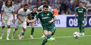 Ο Φώτης Ιωαννίδης εκτελεί πέναλτι στον αγώνα της Μαρσέιγ με τον Παναθηναϊκό για τον 3ο προκριματικό γύρο του Champions League