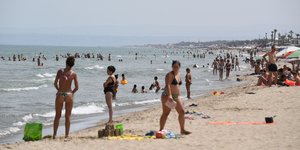 Λουόμενοι σε παραλία της νότιας Ιταλίας