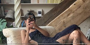 γυναίκα με μαύρο φόρεμα