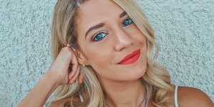 Η Τζένη Θεωνά με φόρεμα H&M