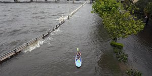 Ατομο κάνει κανό σε πλημμυρισμένη περιοχή στη Φλόριντα