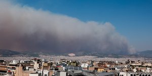 Καπνοί από τη Φυλή πάνω από την Αθήνα