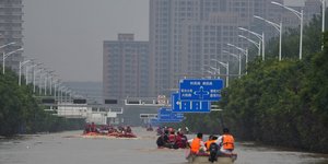 Οι δρόμοι μετατράπηκαν σε ποτάμια μετά τις έντονες βροχοπτώσεις στα βόρεια της Κίνας